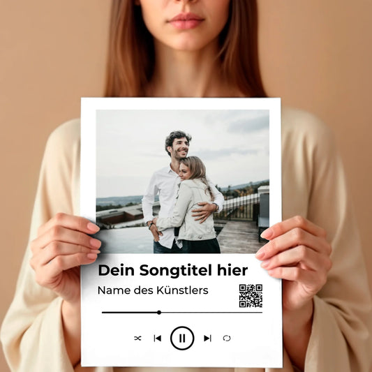 Frau mit Poster