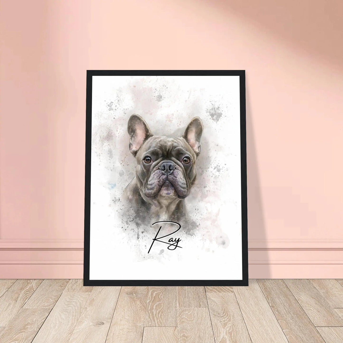 Aquarell-Tierportrait einer englischen Bulldogge im Wasserfarben-Stil auf Fine-Art Papier im schwarzen Bilderrahmen 30x40 cm. Vor vorne an einer rosa Wand lehnend.