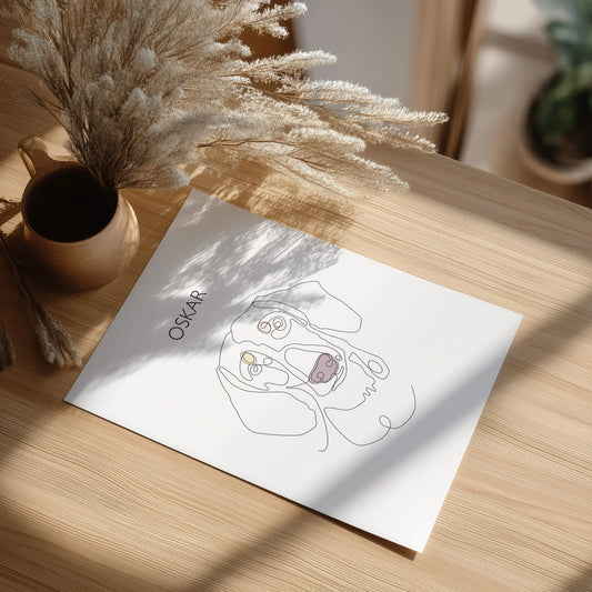 Minimalistisches One Line Art Hundeportrait Oskar, individuelles Haustierportrait nach Fotovorlage auf Fine Art Papier in 30x40cm. Von oben auf einem Tisch liegend.