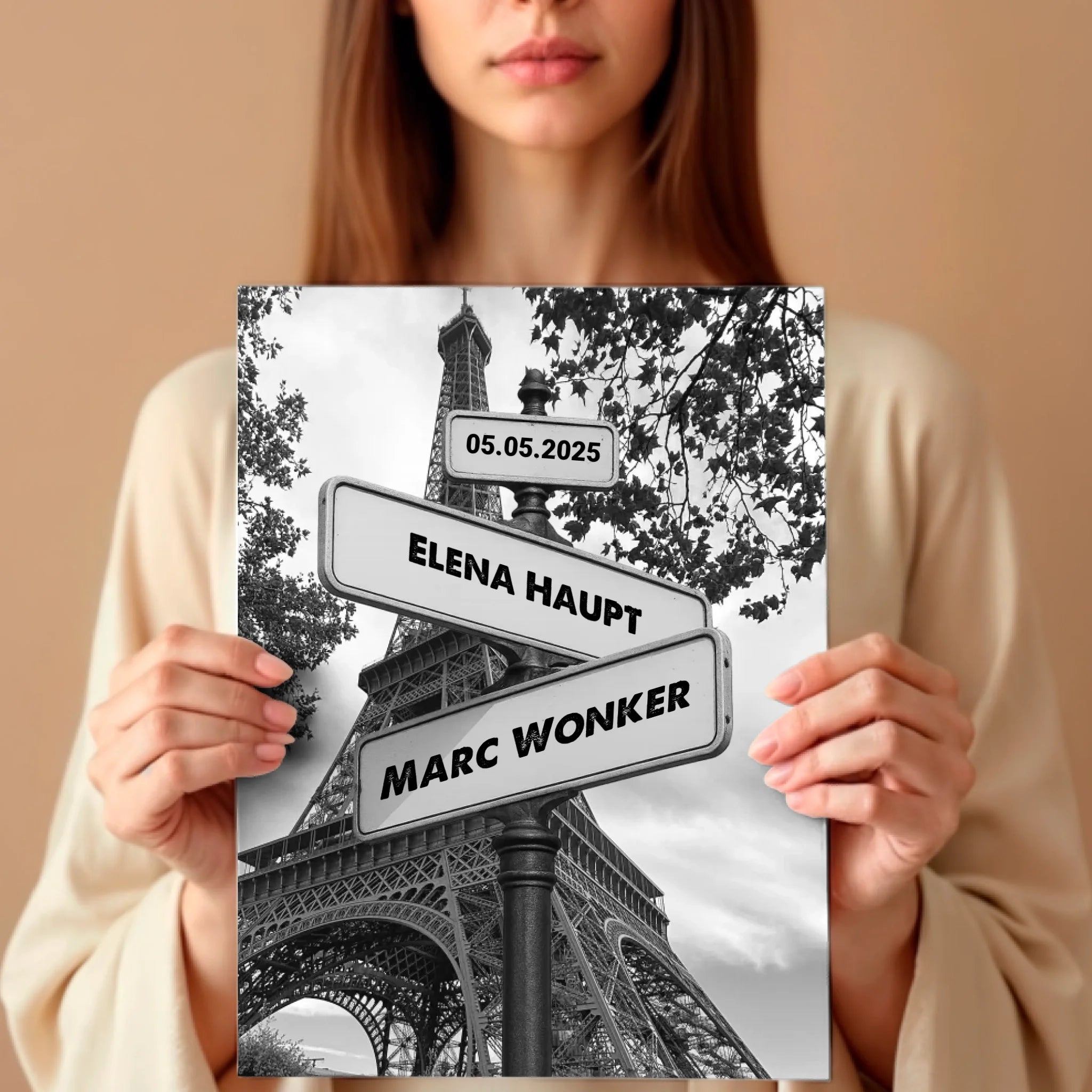 Frau mit Poster