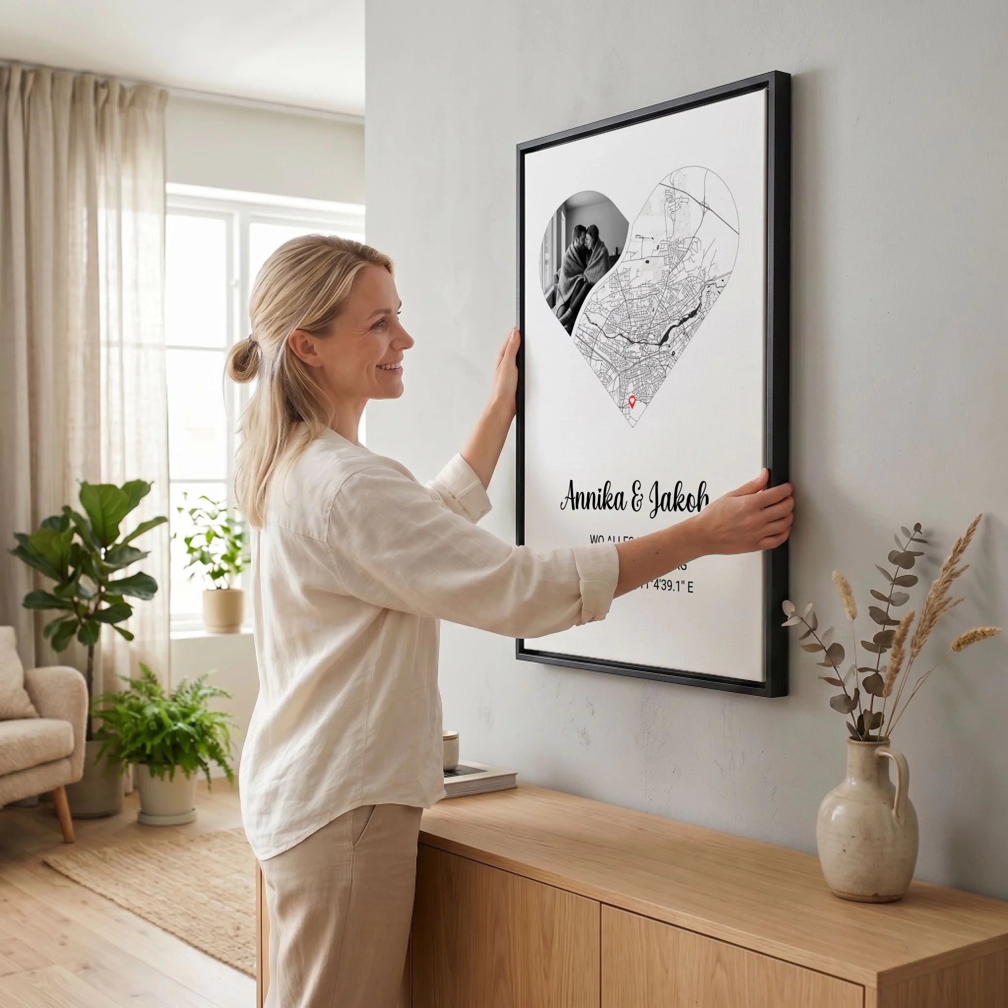 Frau hängt Leinwand auf 23 black