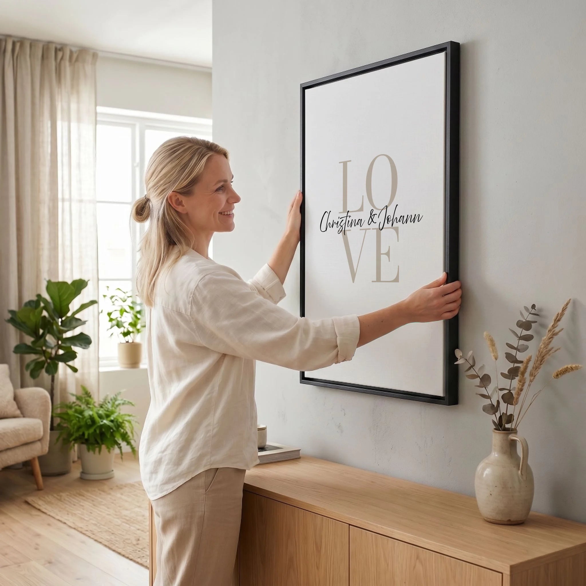 Frau hängt Leinwand auf 23 black