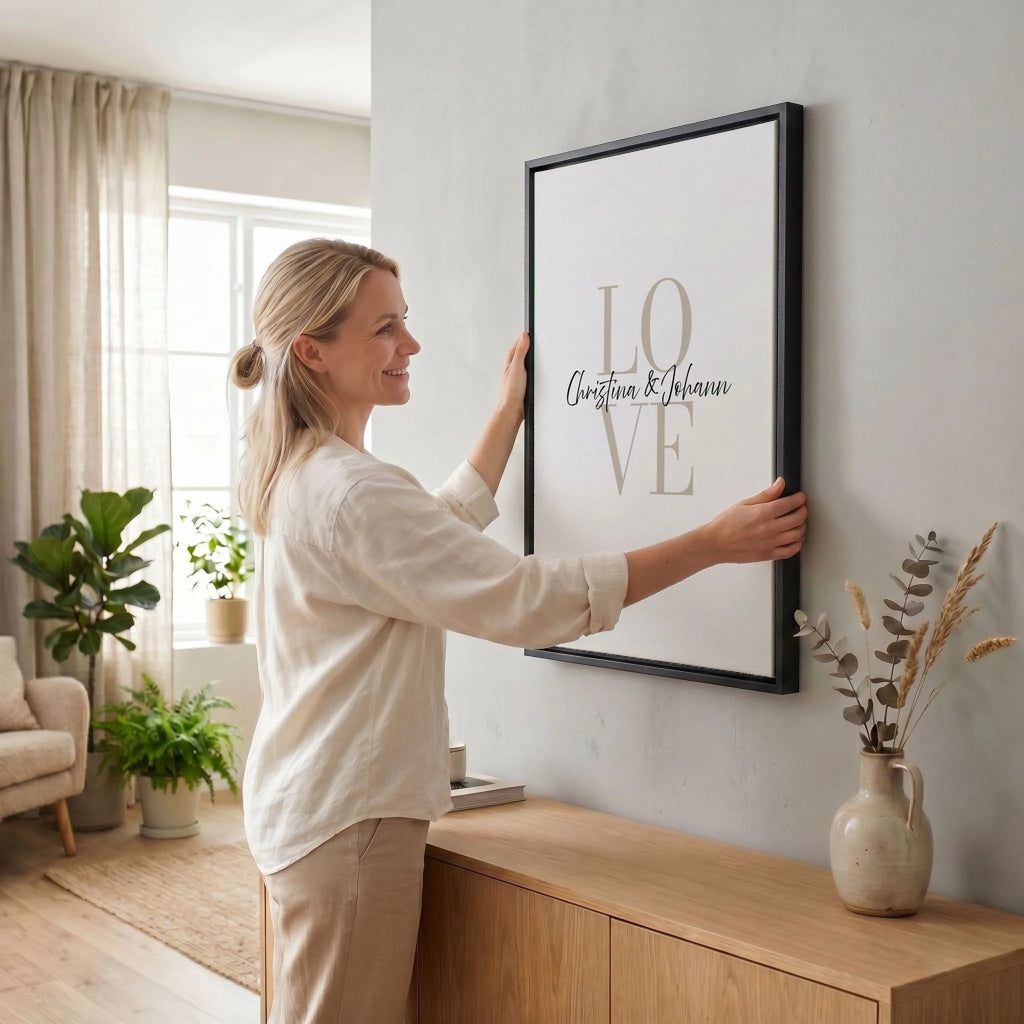 Frau hängt Leinwand auf 34 black