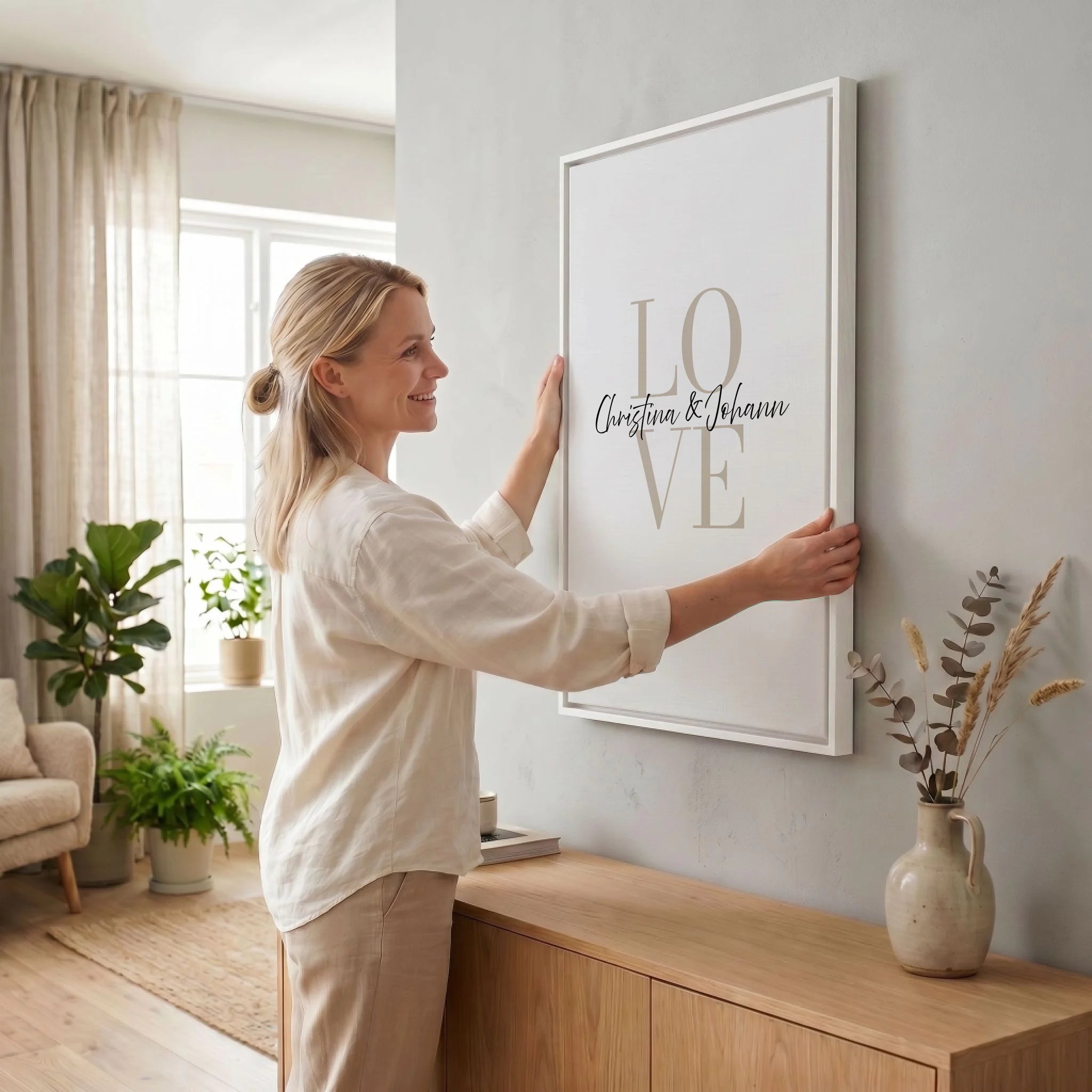 Frau hängt Leinwand auf 23 weiss