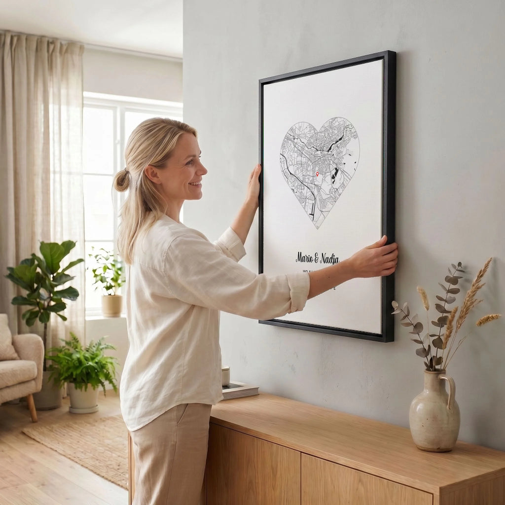 Frau hängt Leinwand auf 34 black
