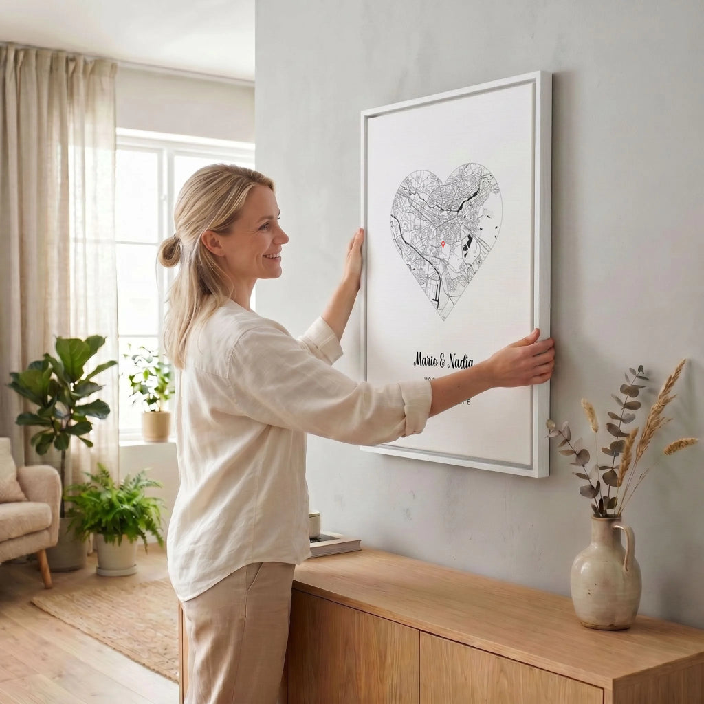 Frau hängt Leinwand auf 34 weiss