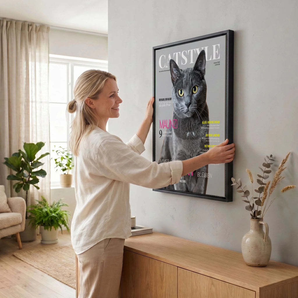 Frau hängt Leinwand auf 34 black