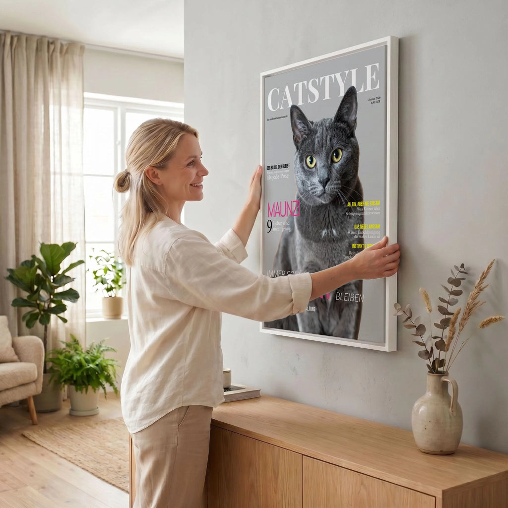 Frau hängt Leinwand auf 23 weiss