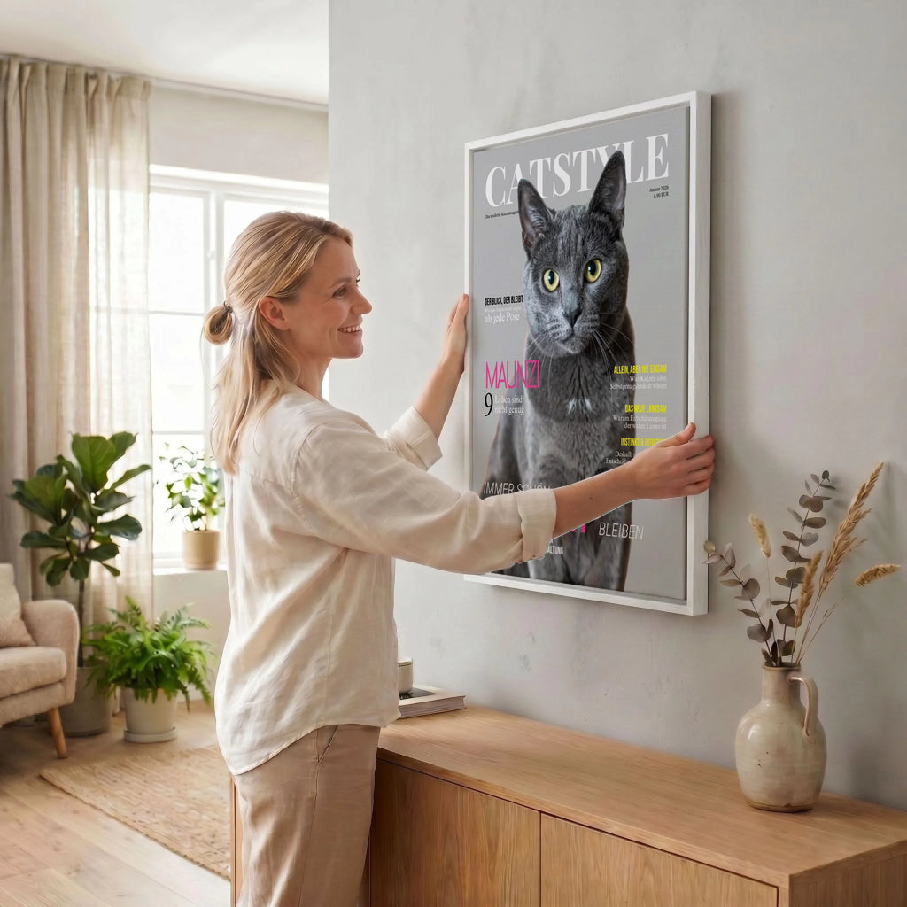 Frau hängt Leinwand auf 34 weiss