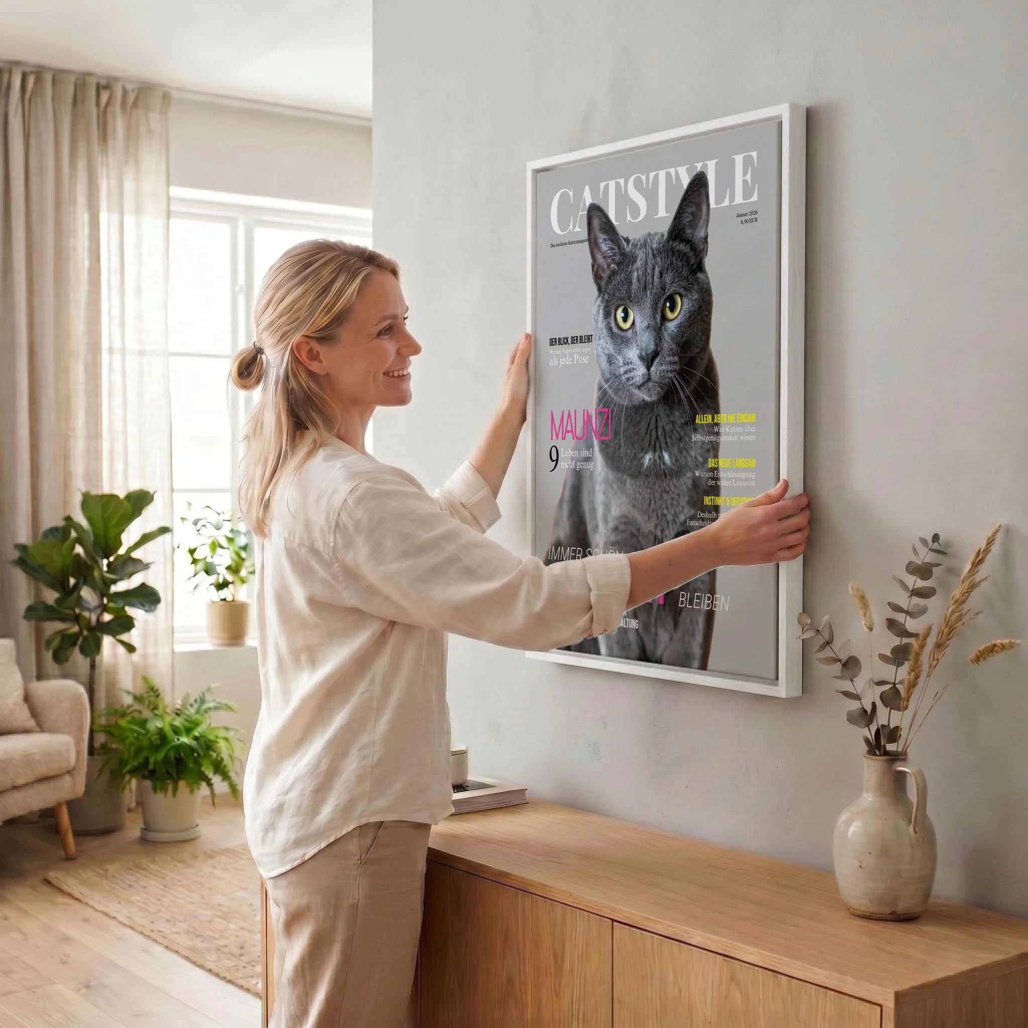 Frau hängt Leinwand auf 34 weiss