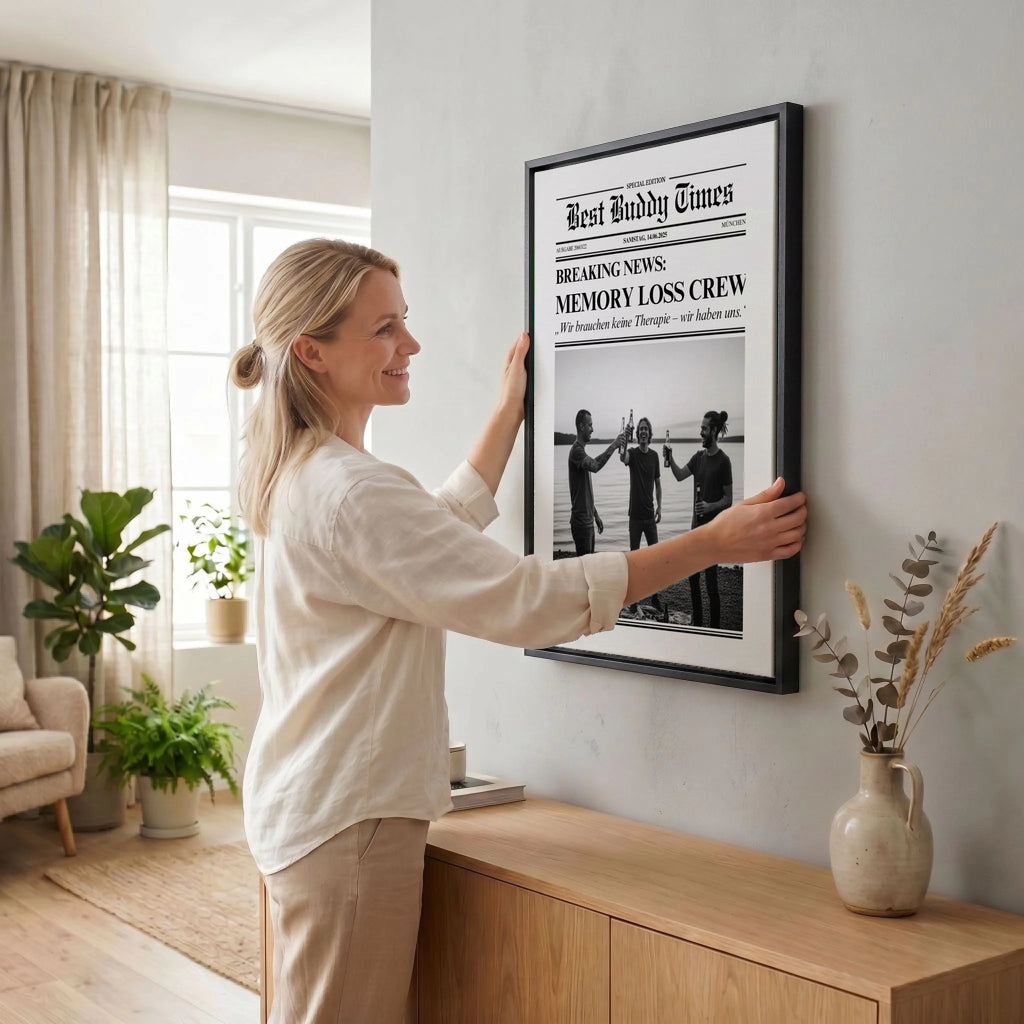 Frau hängt Leinwand auf 34 black