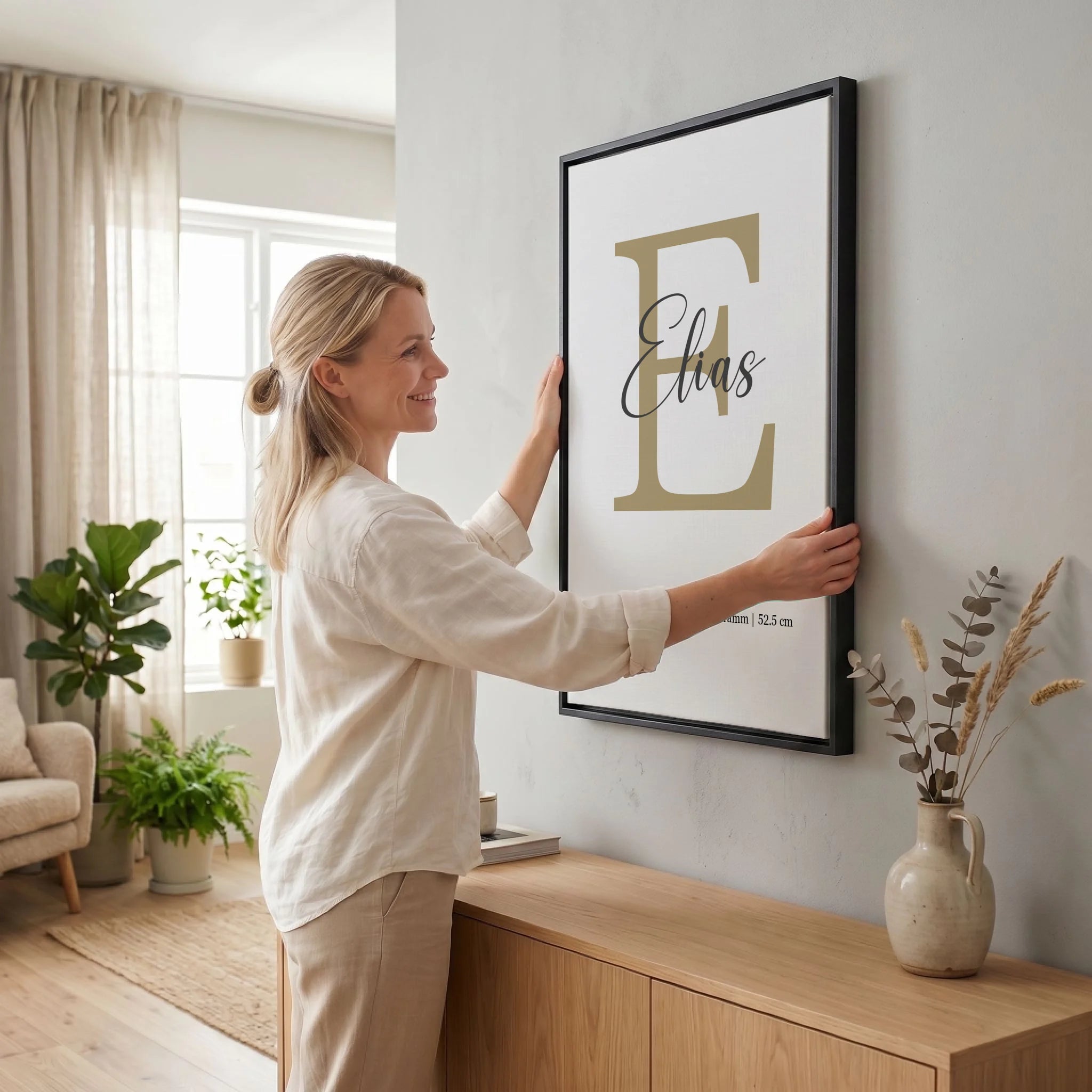 Frau hängt Leinwand auf 23 black