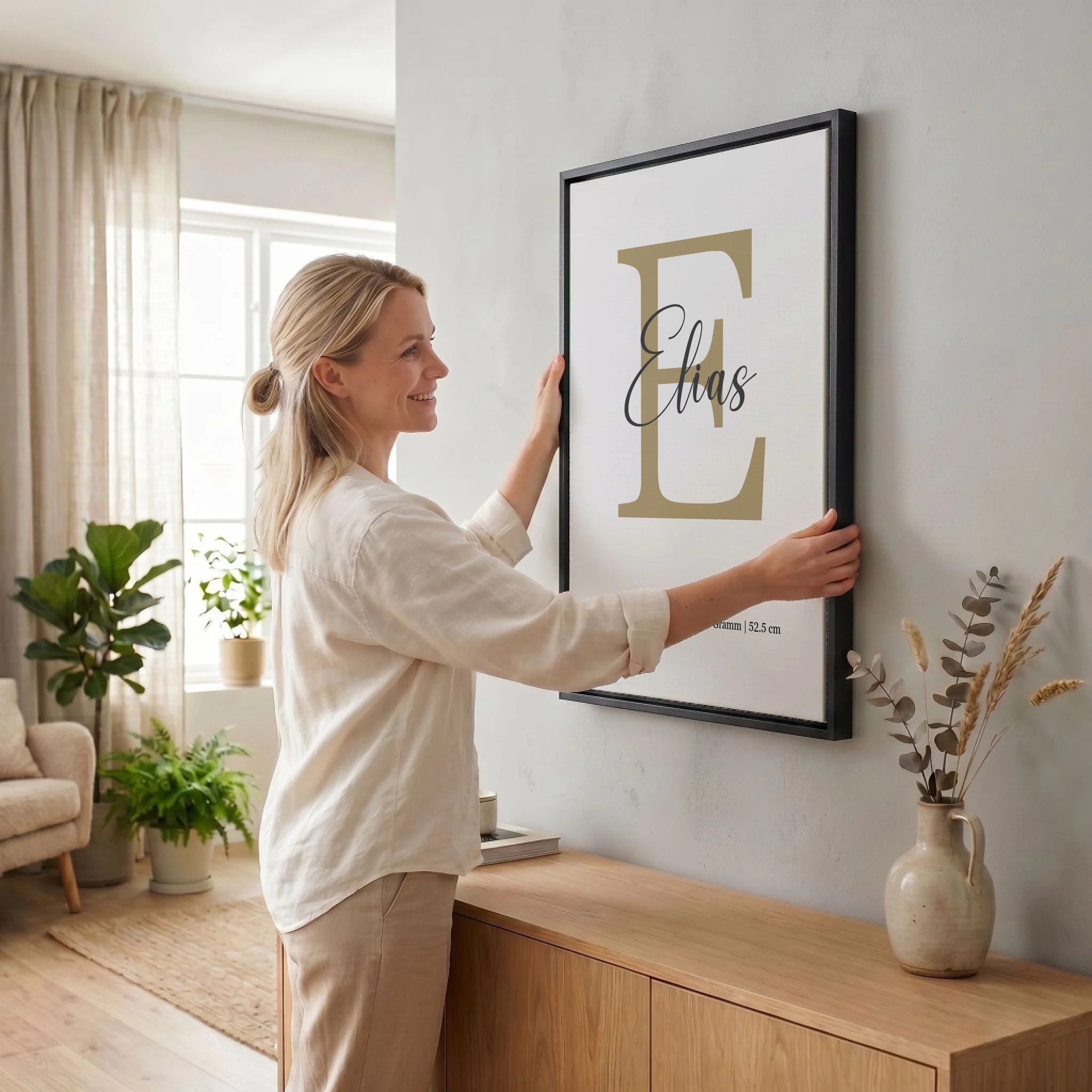Frau hängt Leinwand auf 34 black