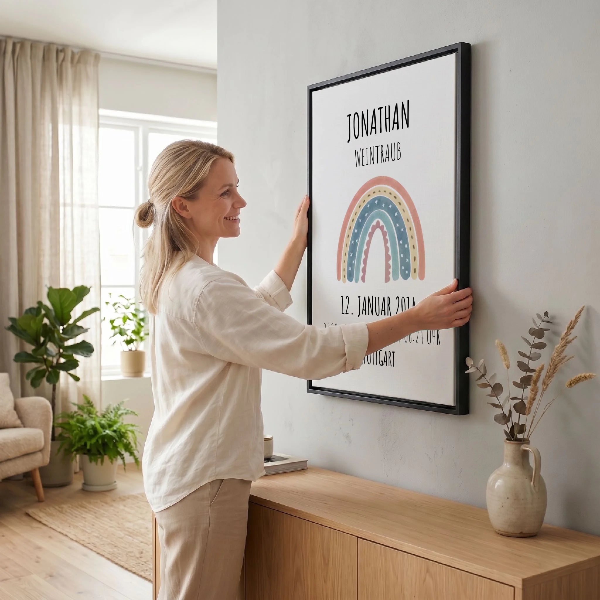 Frau hängt Leinwand auf 23 black