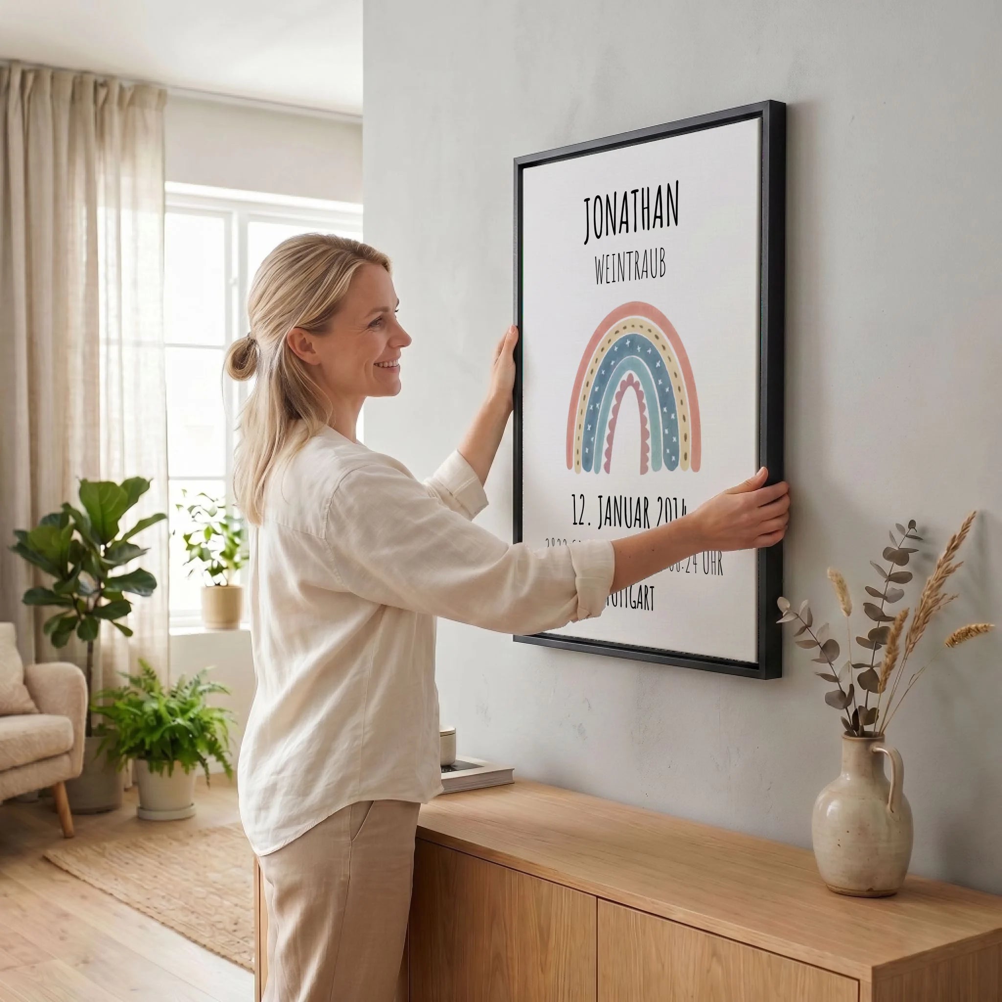 Frau hängt Leinwand auf 34 black