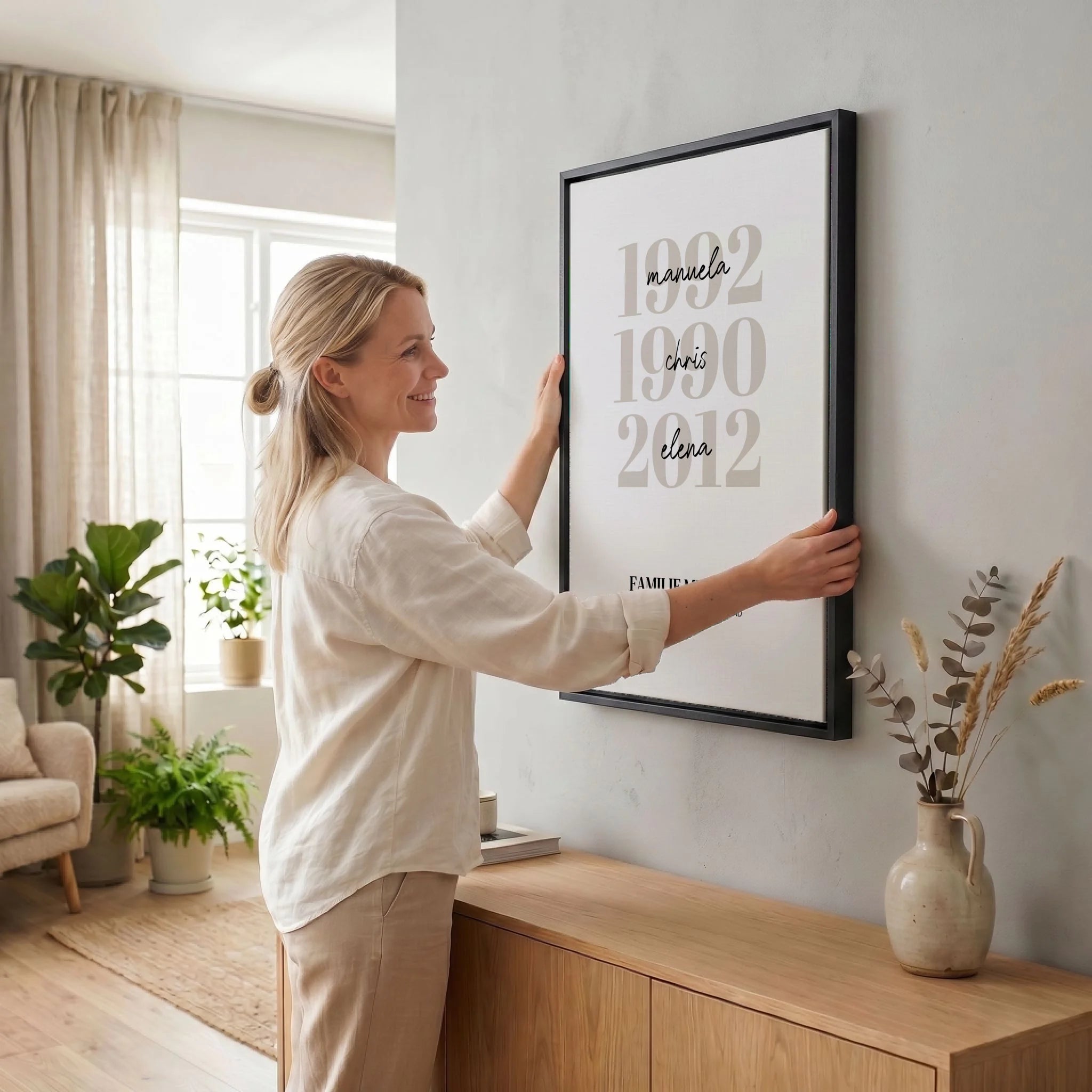 Frau hängt Leinwand auf 34 black