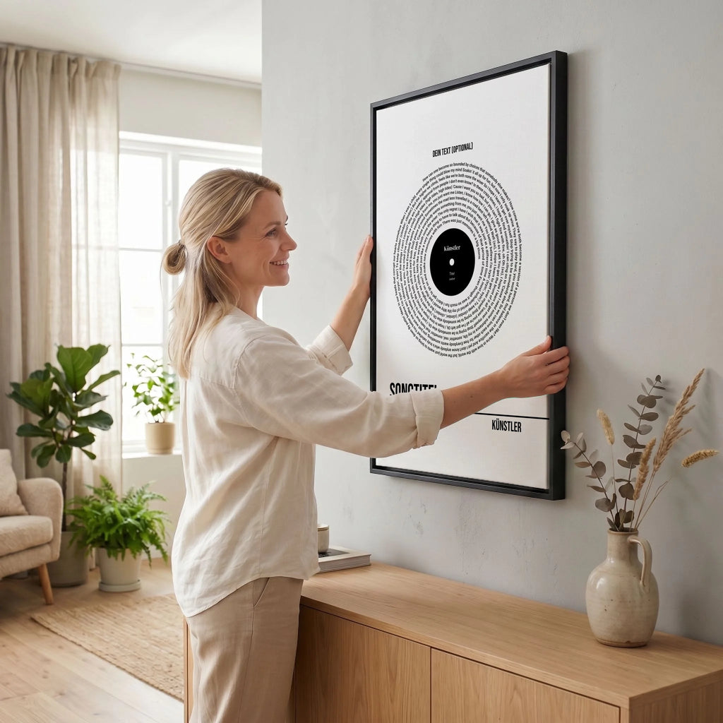 Frau hängt Leinwand auf 23 black