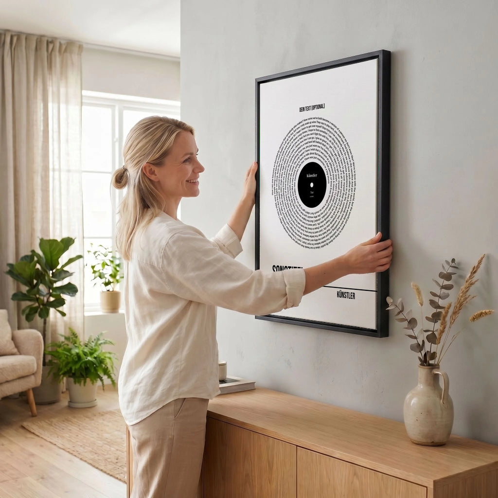 Frau hängt Leinwand auf 34 black