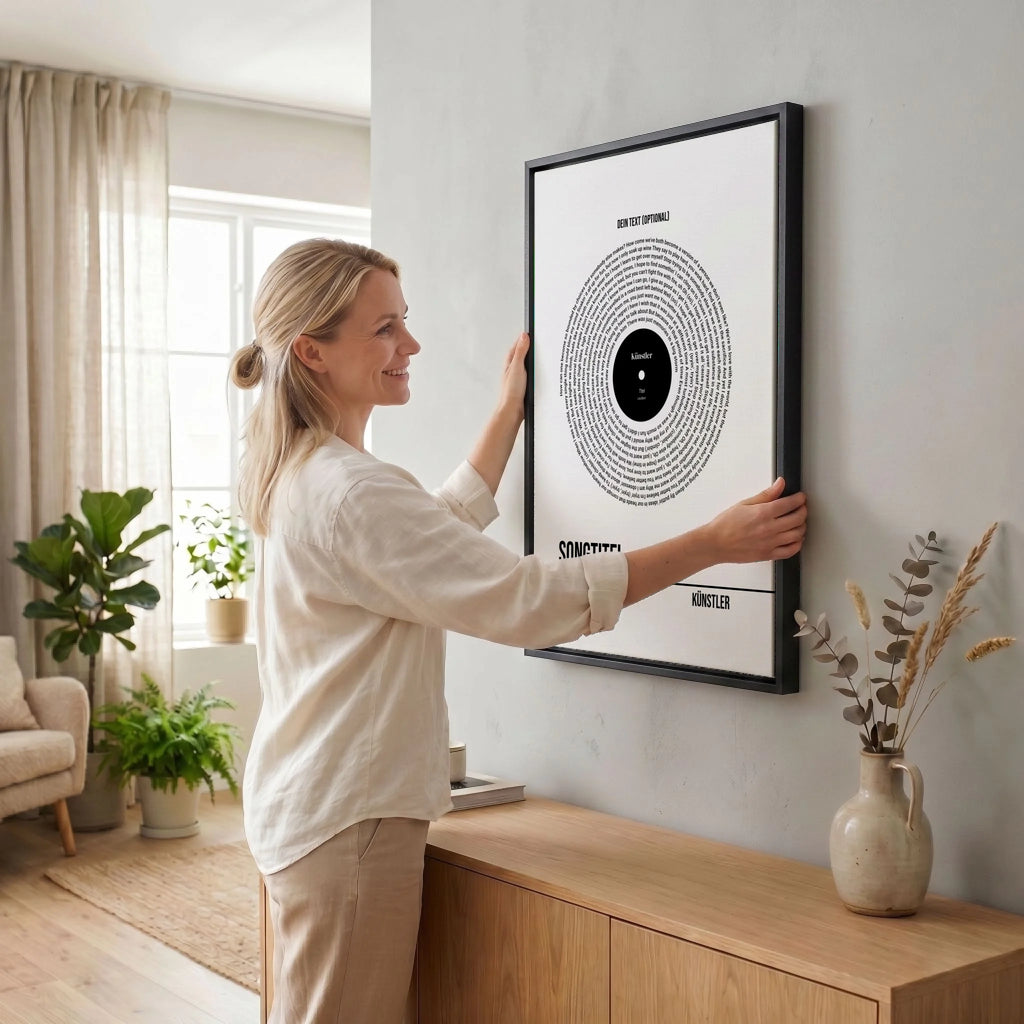 Frau hängt Leinwand auf 34 black
