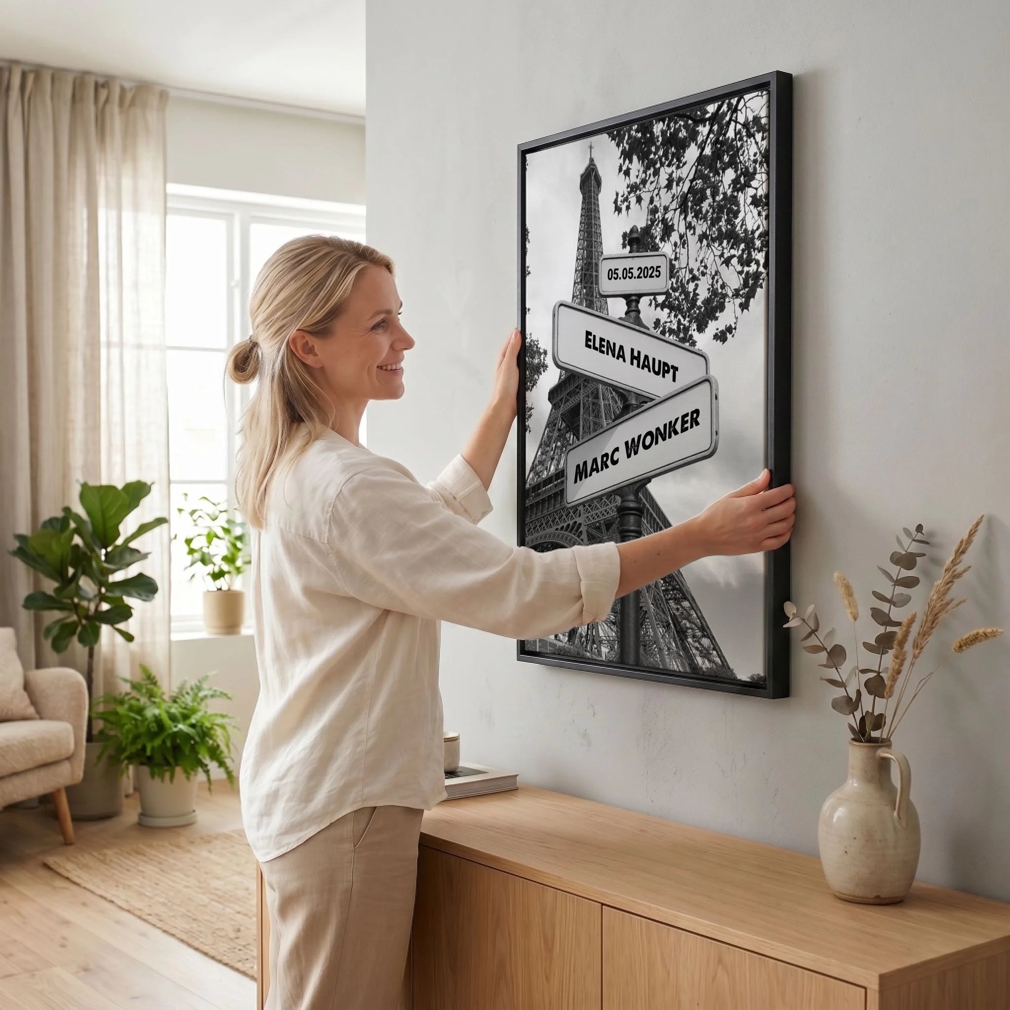 Frau hängt Leinwand auf 23 black