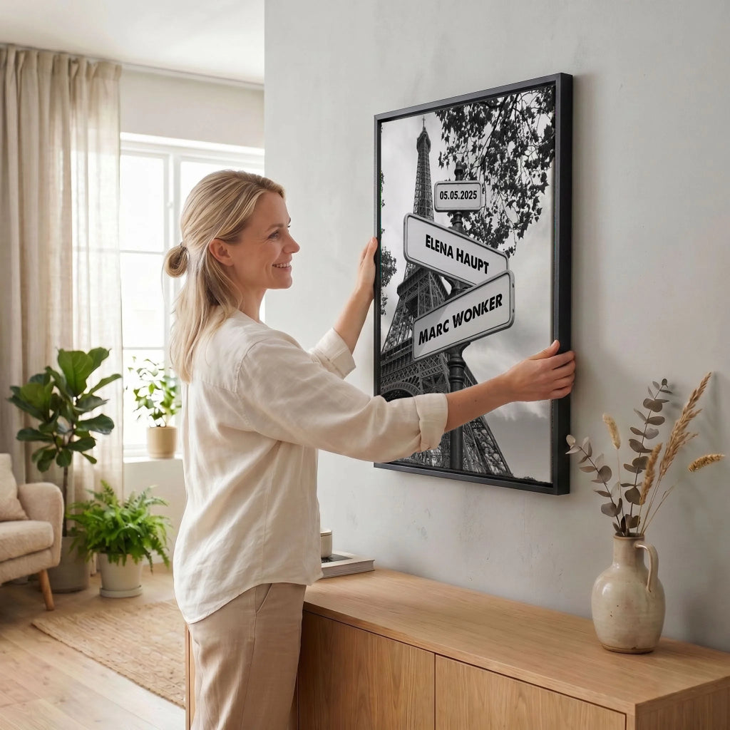 Frau hängt Leinwand auf 34 black