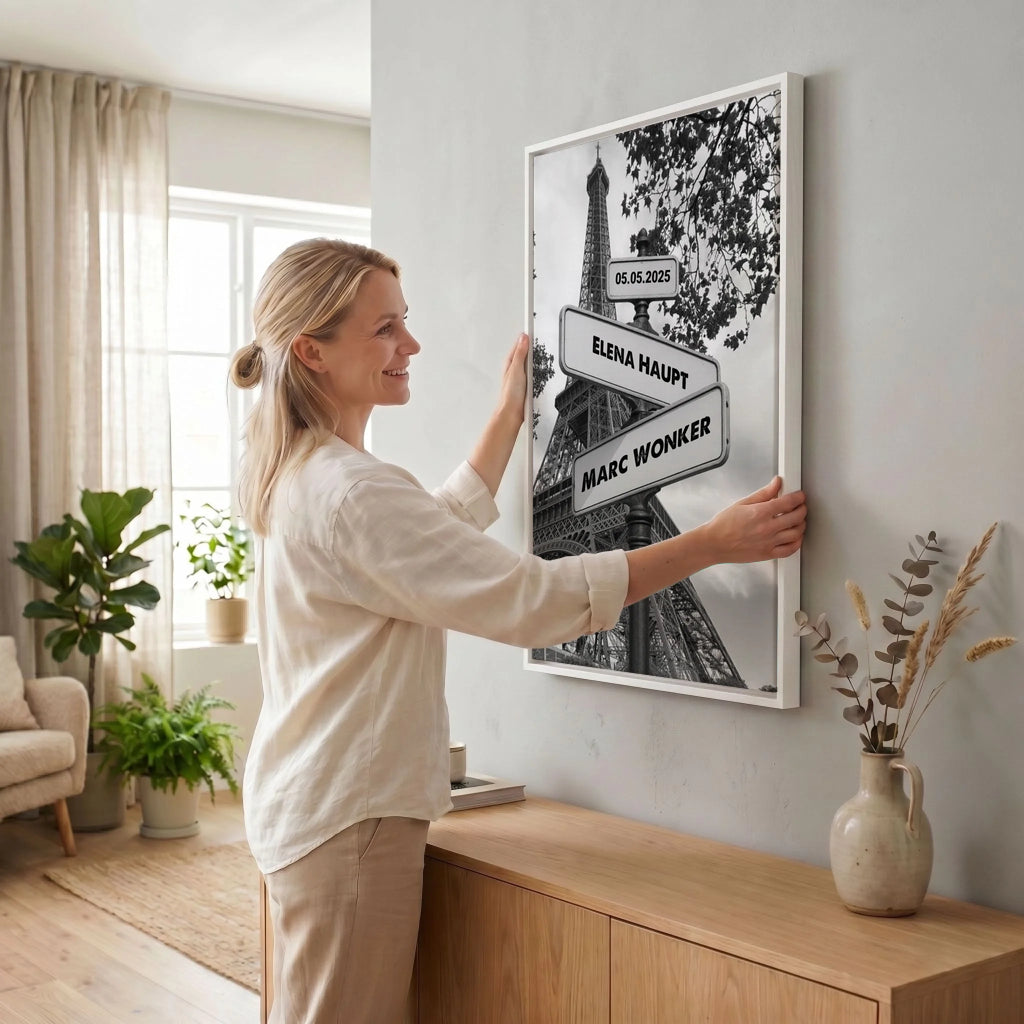 Frau hängt Leinwand auf 23 weiss
