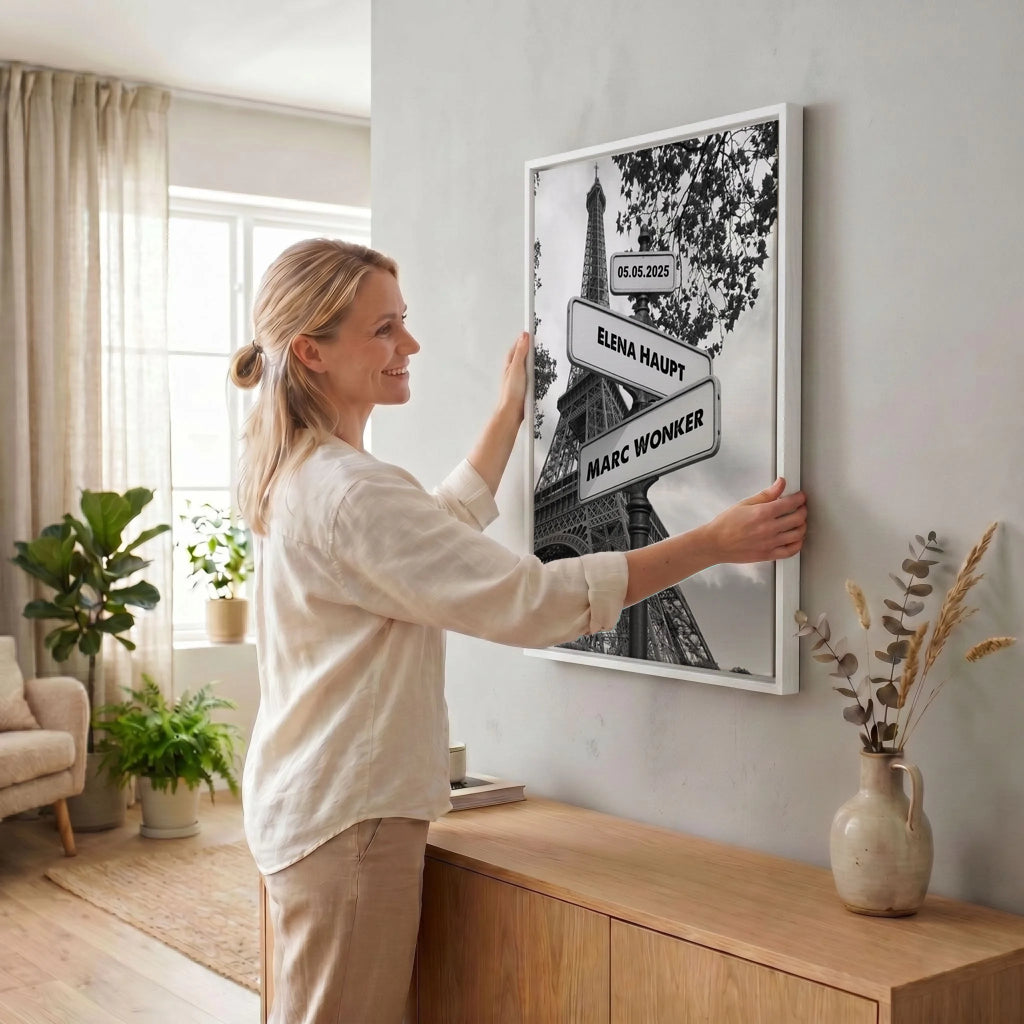 Frau hängt Leinwand auf 34 weiss