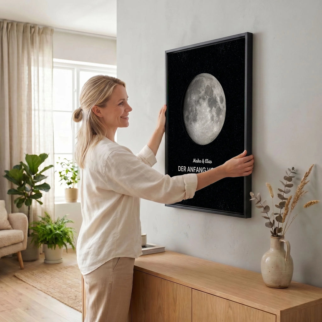 Frau hängt Leinwand auf 34 black