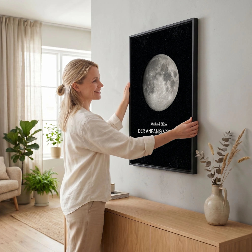 Frau hängt Leinwand auf 23 black