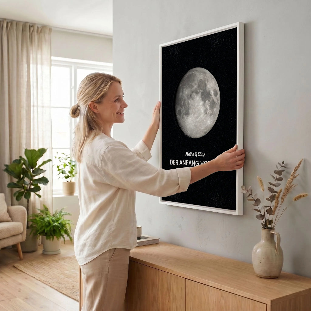 Frau hängt Leinwand auf 23 weiss