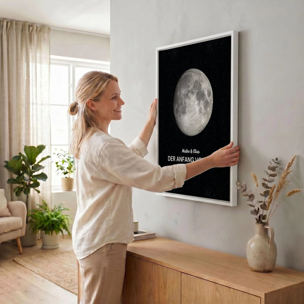 Frau hängt Leinwand auf 34 weiss
