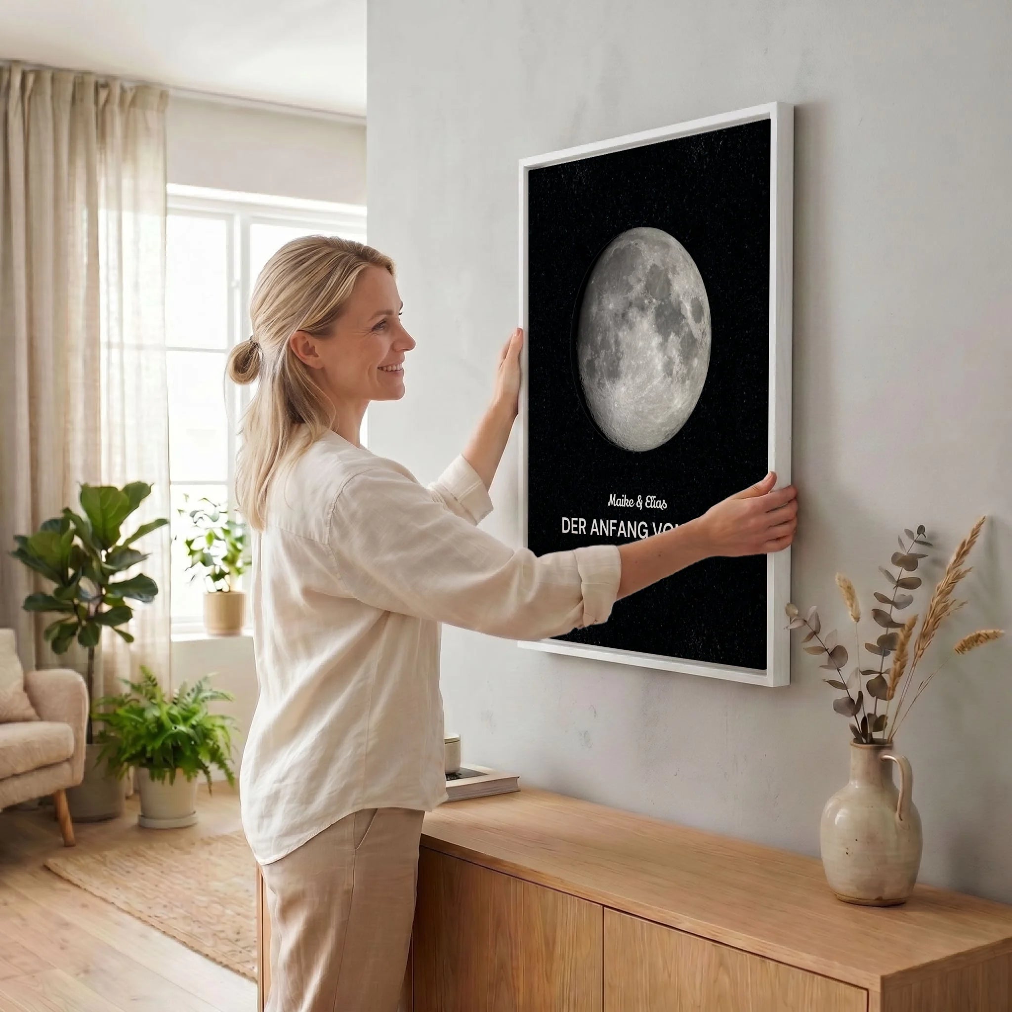 Frau hängt Leinwand auf 34 weiss