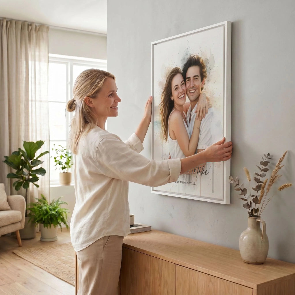 Frau hängt Leinwand auf 23 weiss