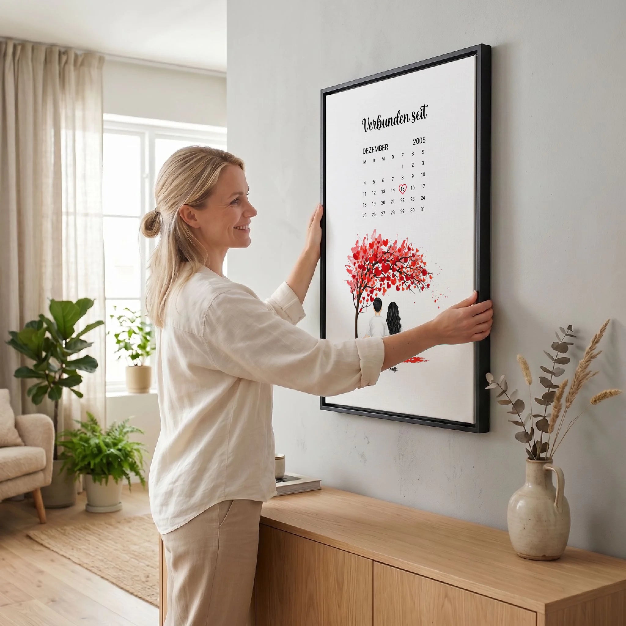 Frau hängt Leinwand auf 23 black
