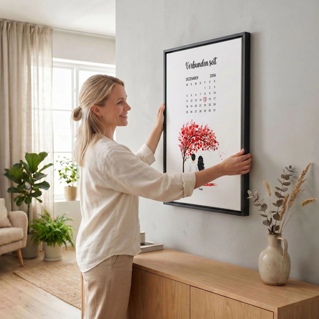 Frau hängt Leinwand auf 34 black