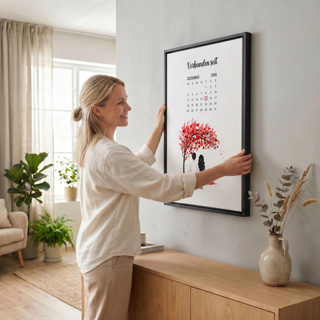Frau hängt Leinwand auf 34 black