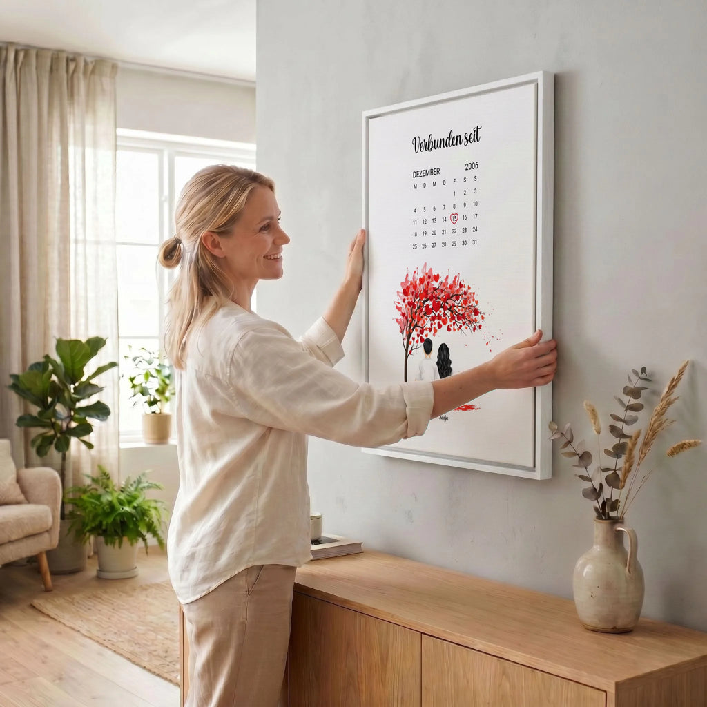 Frau hängt Leinwand auf 34 weiss