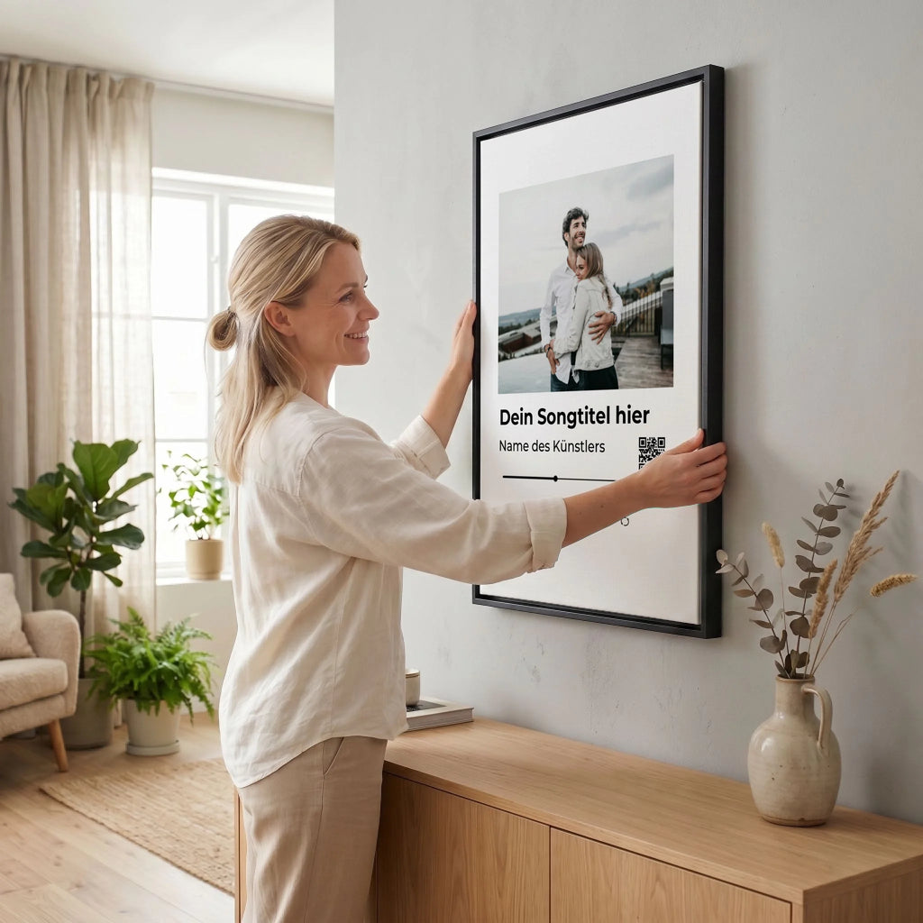 Frau hängt Leinwand auf 23 black