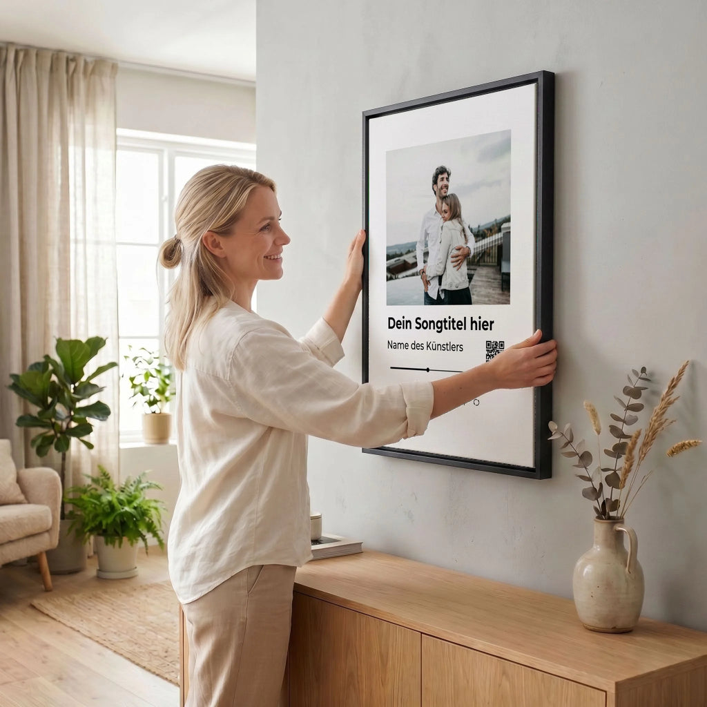 Frau hängt Leinwand auf 34 black