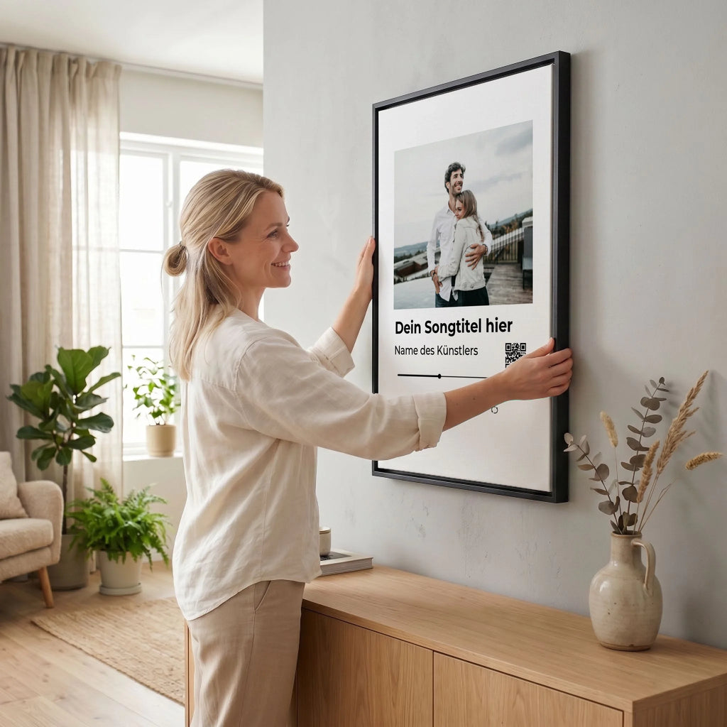 Frau hängt Leinwand auf 23 black
