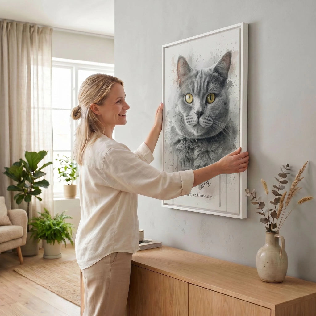 Frau hängt Leinwand auf 23 weiss