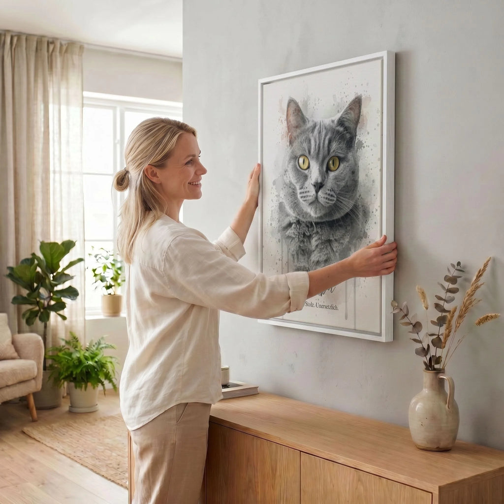 Frau hängt Leinwand auf 34 weiss