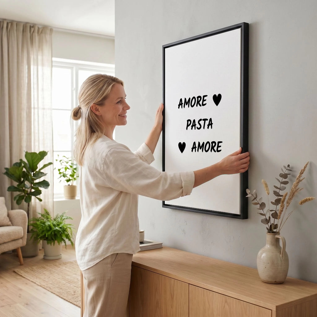 Frau hängt Leinwand auf 23 black