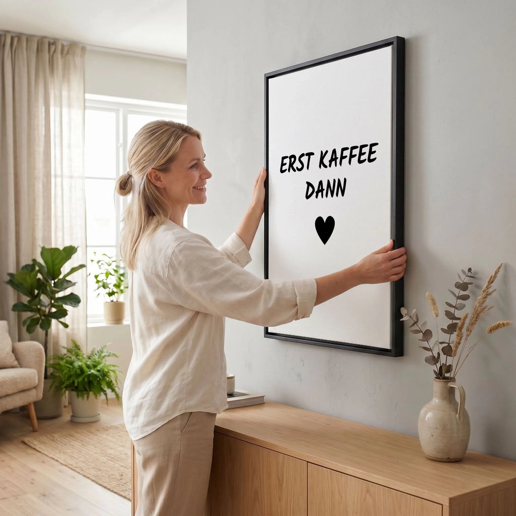 Frau hängt Leinwand auf 23 black