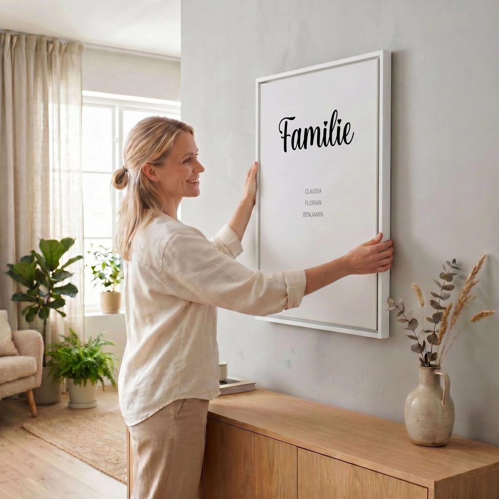 Frau hängt Leinwand auf 34 weiss