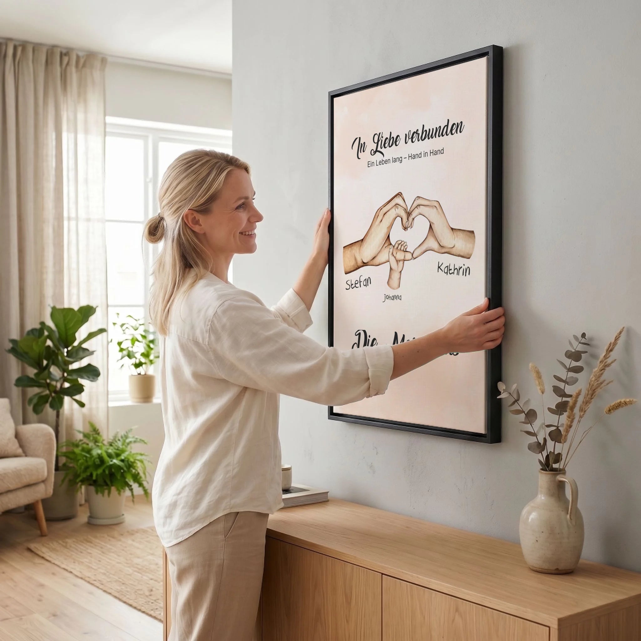 Frau hängt Leinwand auf 23 black