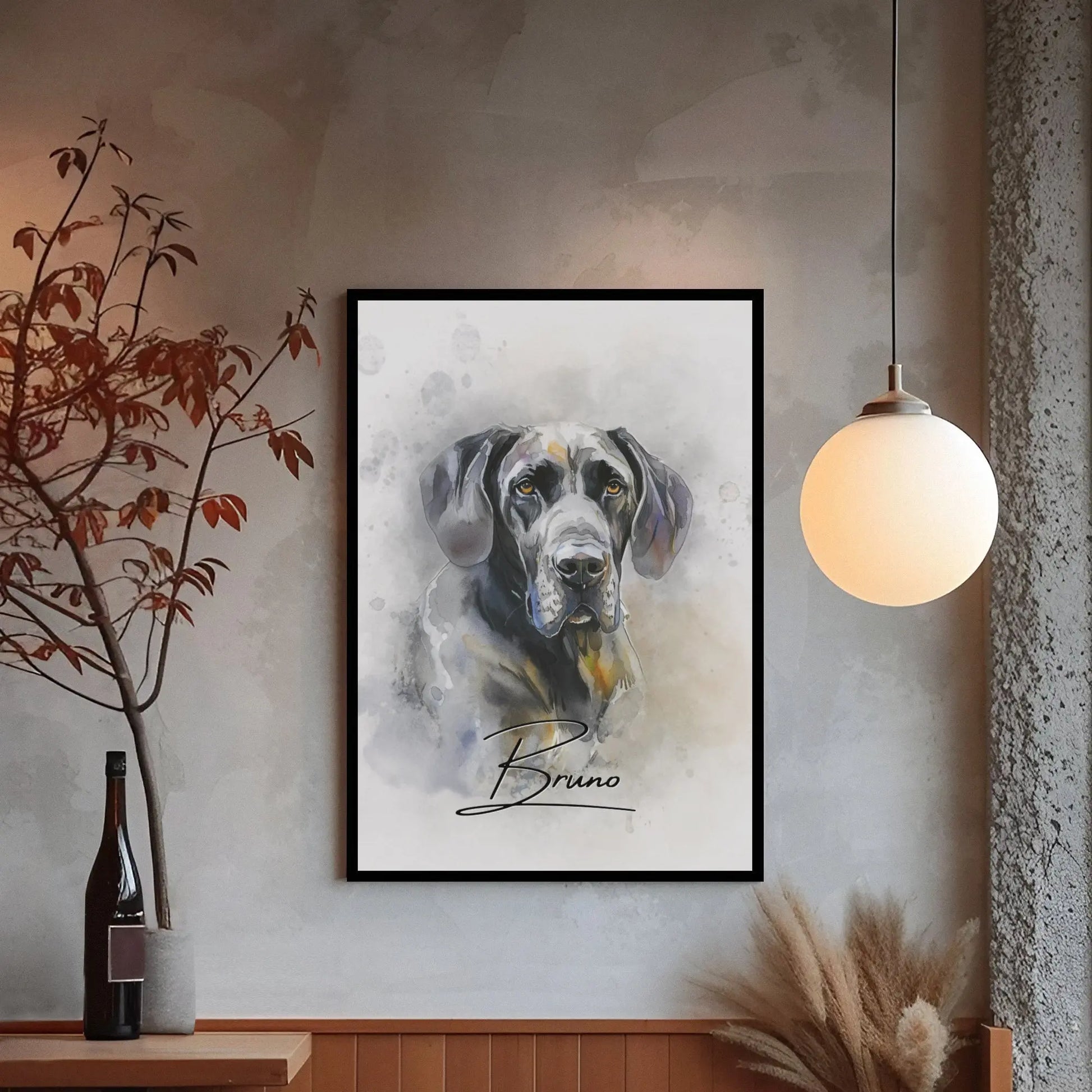 Aquarell-Tierportrait einer deutschen Dogge im Wasserfarben-Stil auf Fine-Art Papier im schwarzen Bilderrahmen 60x 90 cm. Vor vorne an einer grauen Wand hängend.