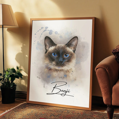 Aquarell-Tierportrait einer edlen Siamkatzegroßen blauen Augen im Wasserfarben-Stil auf Fine-Art Papier im holzfarbenen Bilderrahmen 40x 60 cm. Vor vorne auf dem Wohnzimmerboden an deiner Wand stehend.