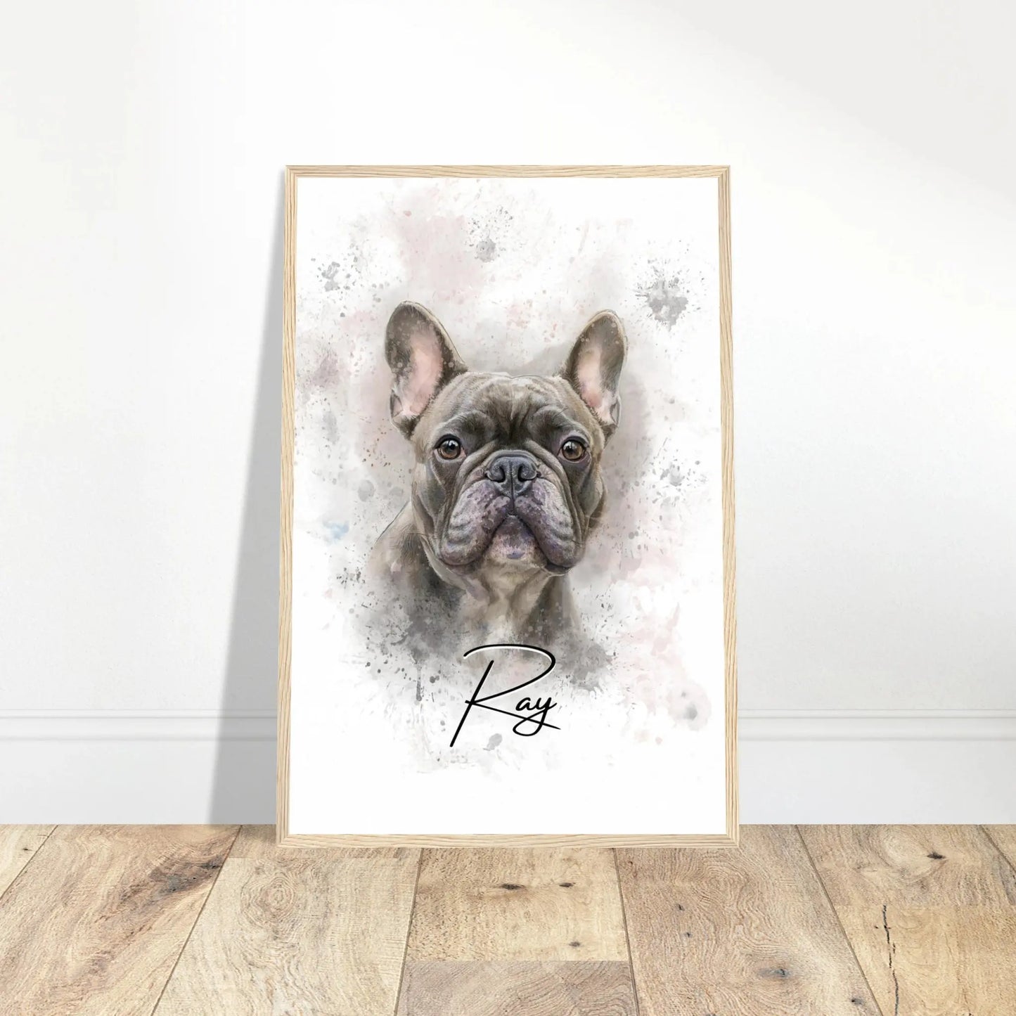 Aquarell-Tierportrait einer englischen Bulldogge im Wasserfarben-Stil auf Fine-Art Papier im holzfarbenen Bilderrahmen 40x60 cm. Vor vorne an einer Wand lehnend.