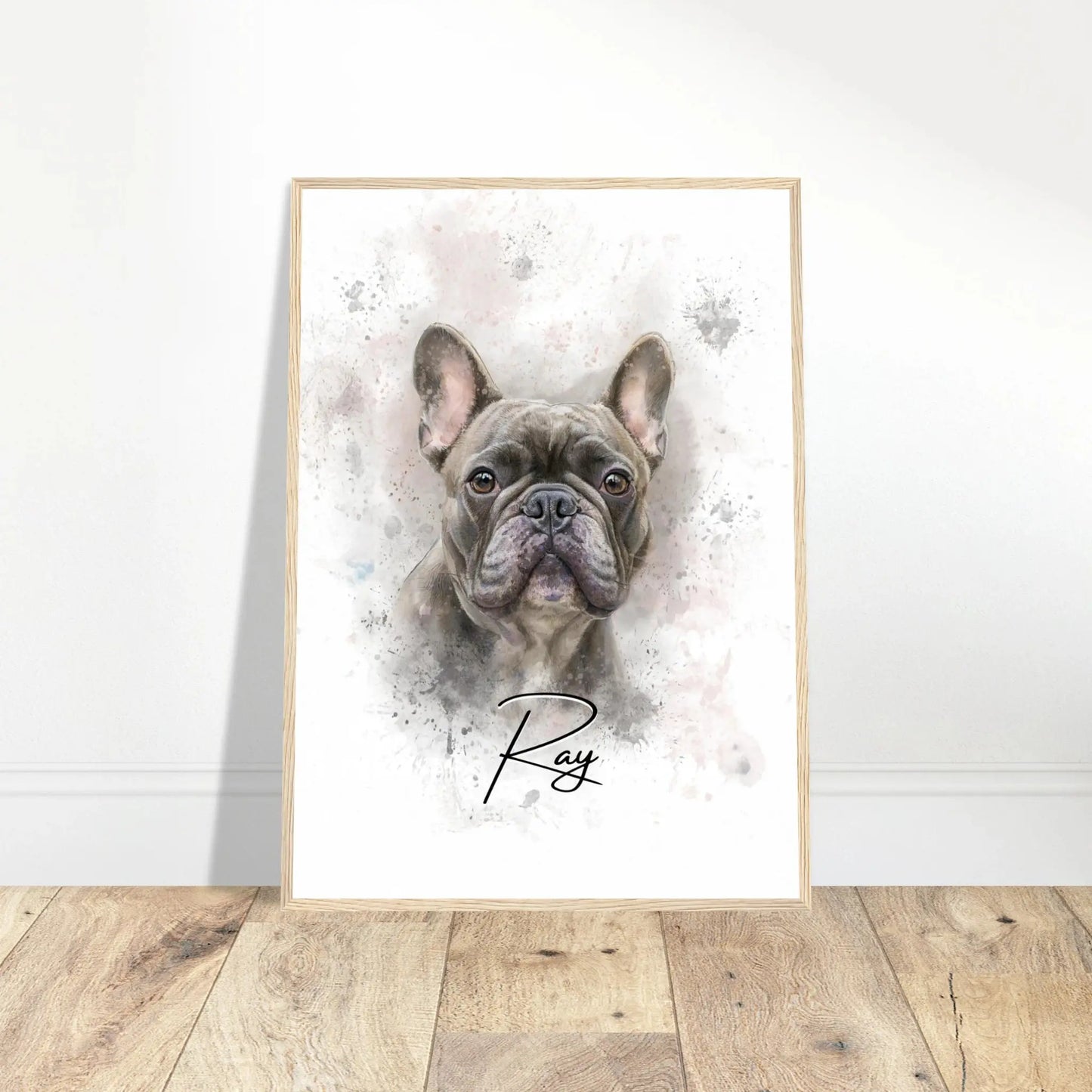 Aquarell-Tierportrait einer englischen Bulldogge im Wasserfarben-Stil auf Fine-Art Papier im holzfarbenen Bilderrahmen 50x70 cm. Vor vorne an einer Wand lehnend.